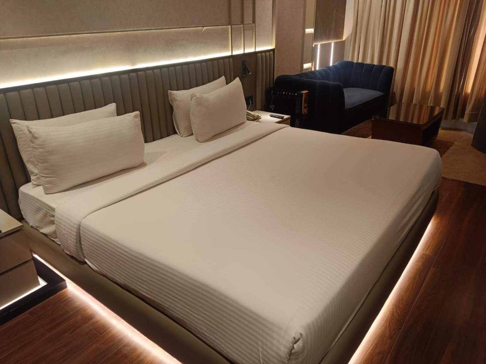 The Galgotias Hotel Gurugram Gurgaon Eksteriør bilde