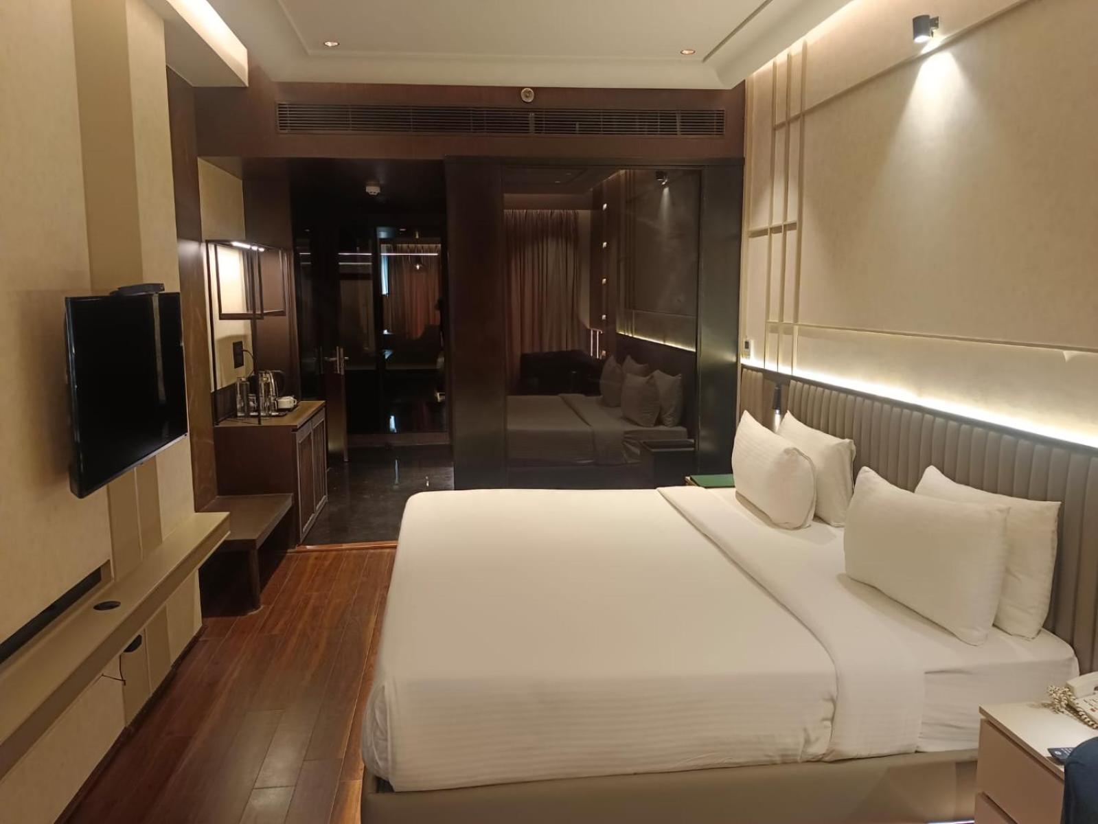 The Galgotias Hotel Gurugram Gurgaon Eksteriør bilde
