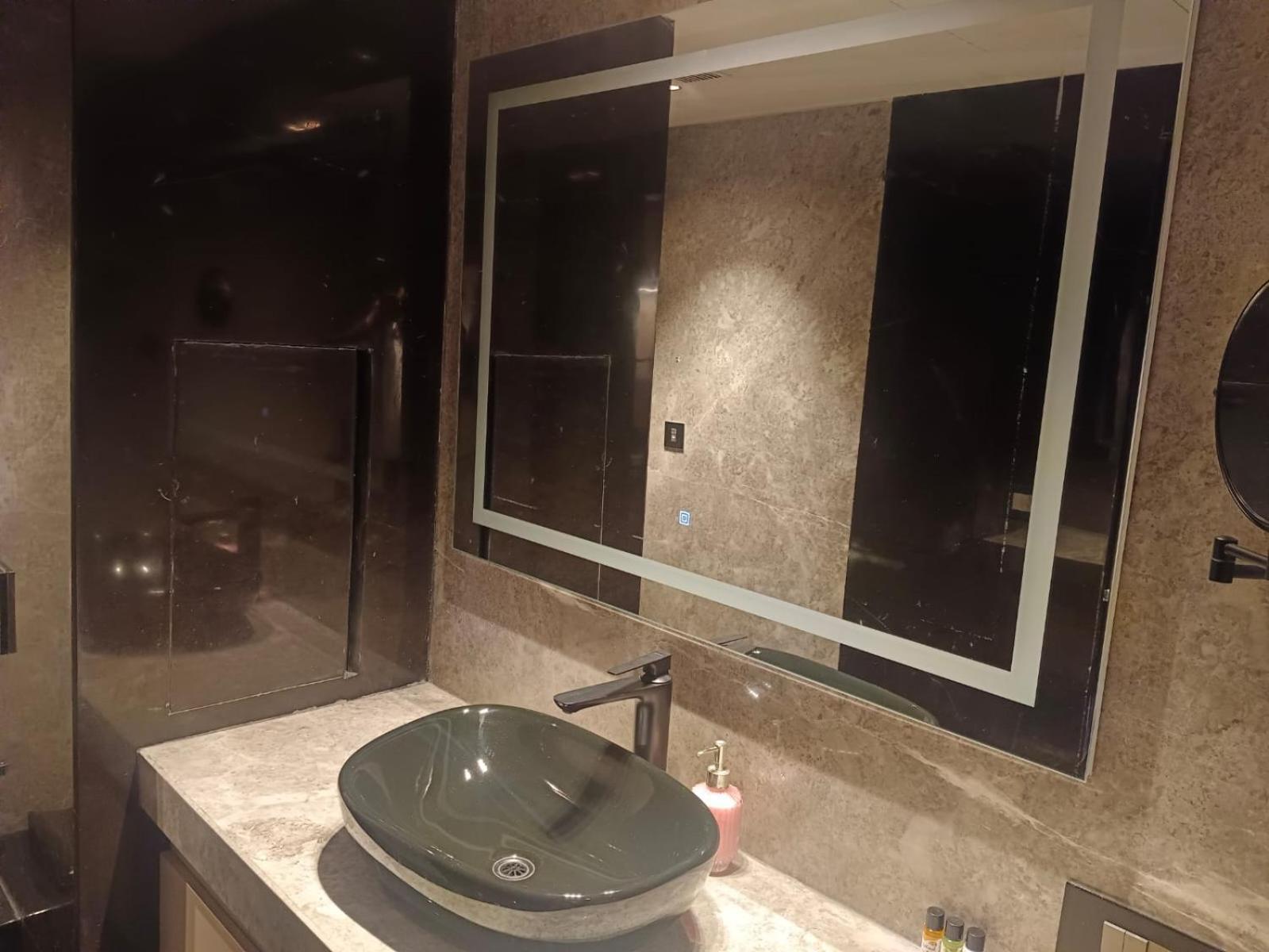 The Galgotias Hotel Gurugram Gurgaon Eksteriør bilde