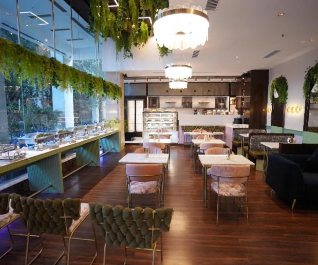 The Galgotias Hotel Gurugram Gurgaon Eksteriør bilde